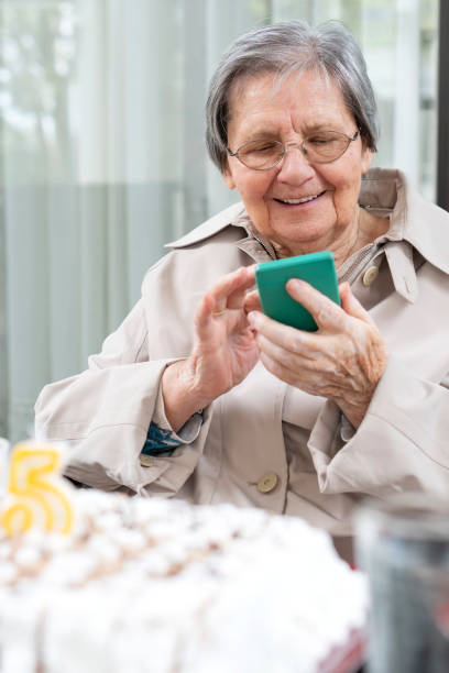 할머니는 그녀의 생일을 맞는다. - long life cake birthday cake grandparent 뉴스 사진 이미지