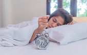 asiens-frau-liegt-morgens-im-bett-sie-versucht-mit-wecker-aufzuwachen-weck-konzept.jpg?b=1&s=170x170&k=20&c=3oWZks4_D-iwGyyT0I8_-2ysP8KaOBIvElMWwwAZPDA=