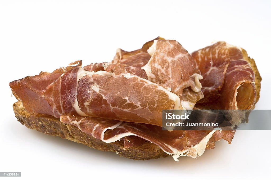 Prosciutto spagnolo stagionato tartine (bocata di jamon - Foto stock royalty-free di Alimento affumicato