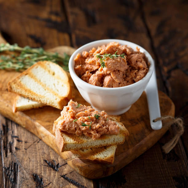 pate de salmón - appetizer salmon smoked salmon cracker fotografías e imágenes de stock