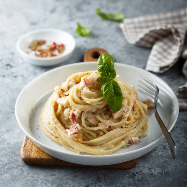 pasta carbonara - spaghetti stock-fotos und bilder