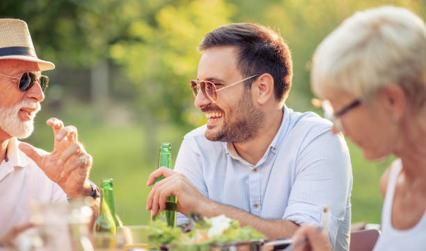 famiglia che pranza alla festa estiva in giardino - giardino di birra foto e immagini stock