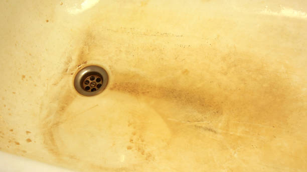 zamknij ap brudnej kąpieli drenażu z plamami pleśni, kwitu i rdzy. - mold sink dirty mildew zdjęcia i obrazy z banku zdjęć