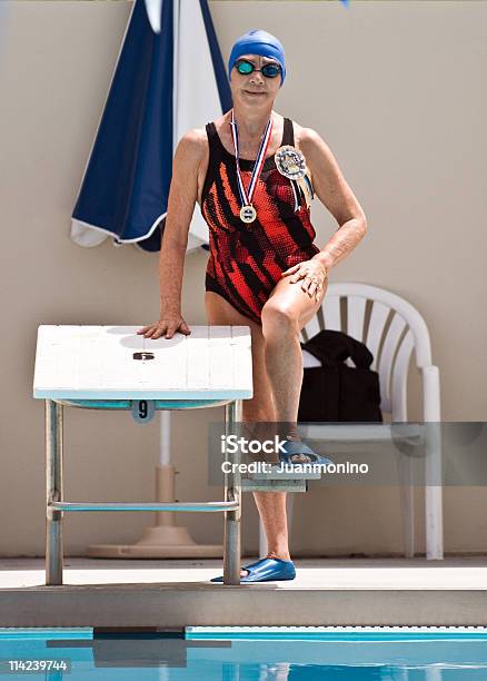 Чемпионка Старший Пловец — стоковые фотографии и другие картинки Плавать - Плавать, 80-89 лет, Активный образ жизни