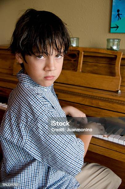 Młody Pianista - zdjęcia stockowe i więcej obrazów 10-11 lat - 10-11 lat, 8 - 9 lat, Brązowe włosy