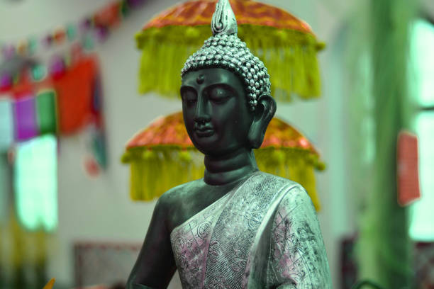 a deity in the pagoda - mumbai delhi temple india imagens e fotografias de stock