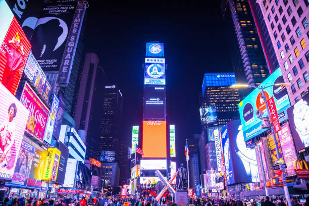 times square en la ciudad de nueva york - times square billboard street night fotografías e imágenes de stock