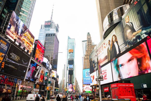 times square à new york city - dusk people manhattan new york city photos et images de collection