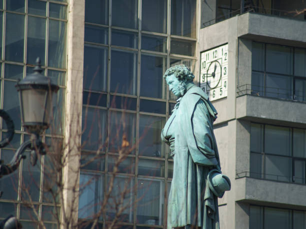 photo d’une statue de bronze du poète russe alexandre sergeyevich pouchkine à moscou place pushkinskaya - pushkin photos et images de collection