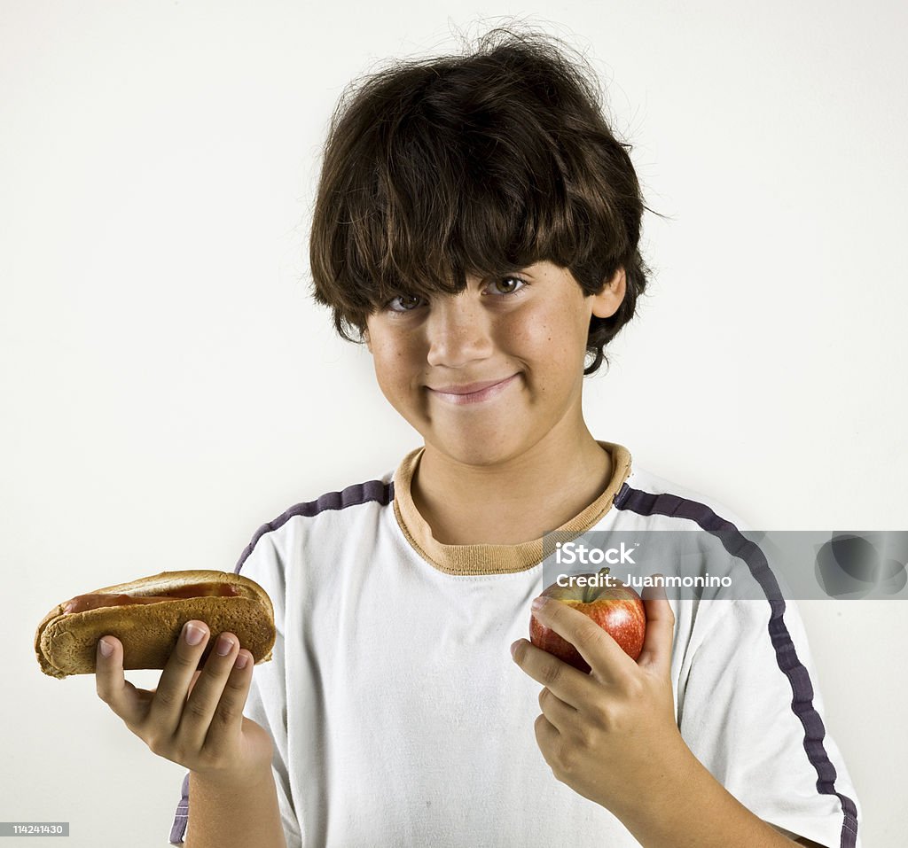 Młody chłopiec z Brązowe włosy Trzymając kanapkę i apple - Zbiór zdjęć royalty-free (10-11 lat)