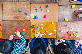 教室で粘土で遊んでいる子供たち