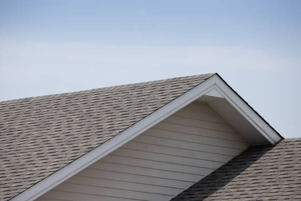 雲、屋根の背景に暗いアスファルトタイルと青空に対して家の上に屋根の帯状疱疹 - outdoors photography building exterior built structure ストックフォトと画像