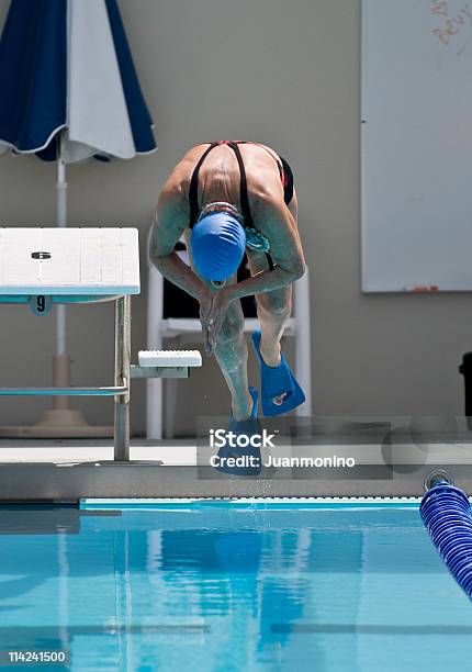 Foto de Oitenta Anos A Nadadora Femininos De Salto e mais fotos de stock de Natação - Natação, Adulto, Ao Lado de Piscina