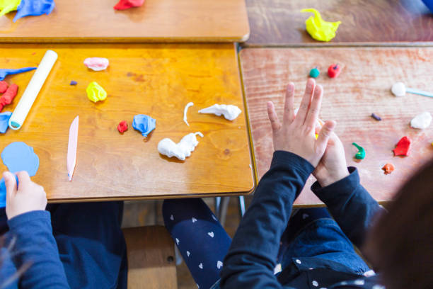 крупным планом фото детей руки во время игры с глиной - japanese culture japanese ethnicity japan toy стоковые фото и изображения