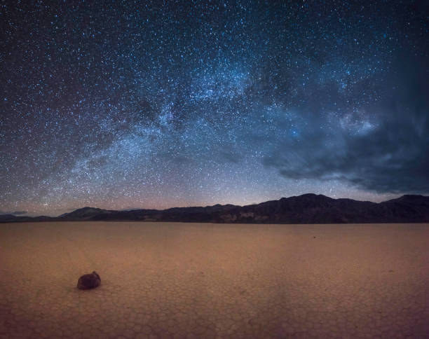 die rennstrecke playa im death valley nationalpark unter sternen - stony desert stock-fotos und bilder