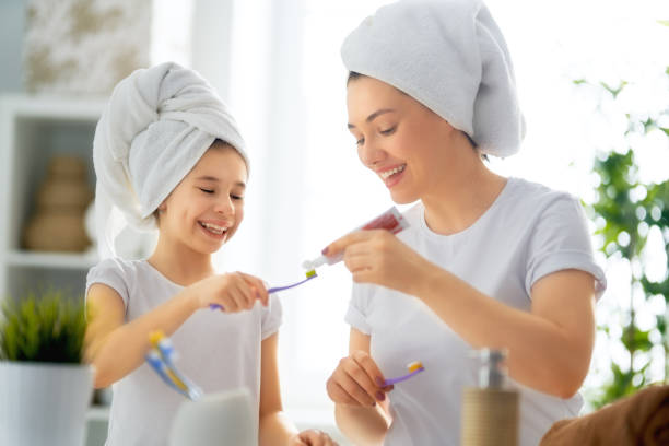 familie putzt zähne - mirror mother bathroom daughter stock-fotos und bilder