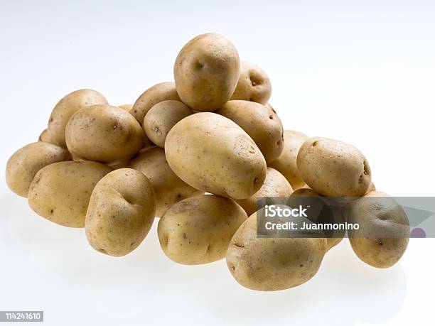 Batatas De Bebé - Fotografias de stock e mais imagens de Batata Crua - Batata Crua, Idaho, Fundo Branco