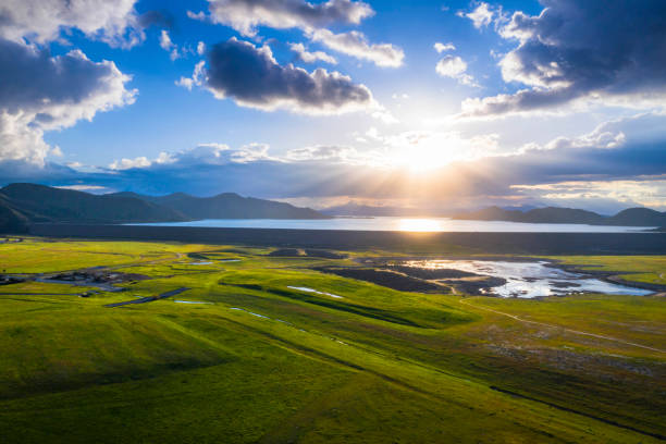 вид с воздуха на сельскую местность возле озера алмазная долина - valley green grass landscape стоковые фото и изображения