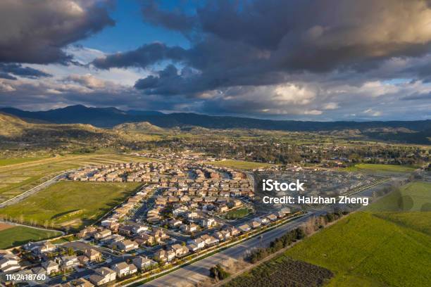 Die Vorund Abdeckendächer Stockfoto und mehr Bilder von Santa Clarita - Santa Clarita, Kalifornien, Tal