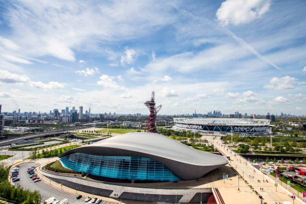 맑은 도시 풍경이 있는 푸른 하늘 아래 런던 아쿠아 틱 �센터와 웨스트 햄 유나이티드 런던 스타디움. - olympic park 뉴스 사진 이미지