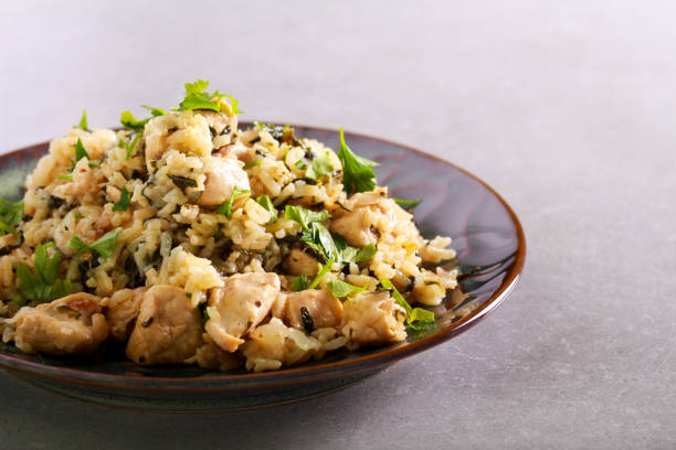 Cazuela de pollo, espinacas y arroz - foto de stock