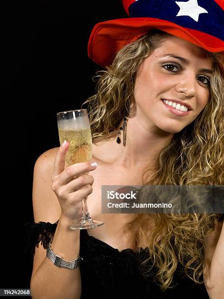 Festeggia Con Champagne - Fotografie stock e altre immagini di 20-24 anni - 20-24 anni, 4 Luglio, Adulto