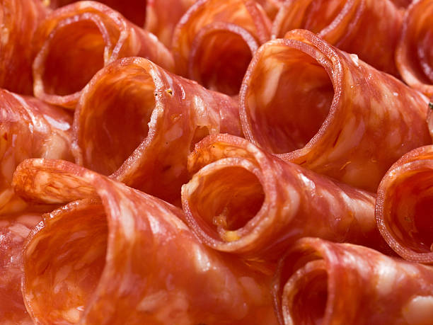 plano aproximado salame - salami chorizo sausage sopressata imagens e fotografias de stock