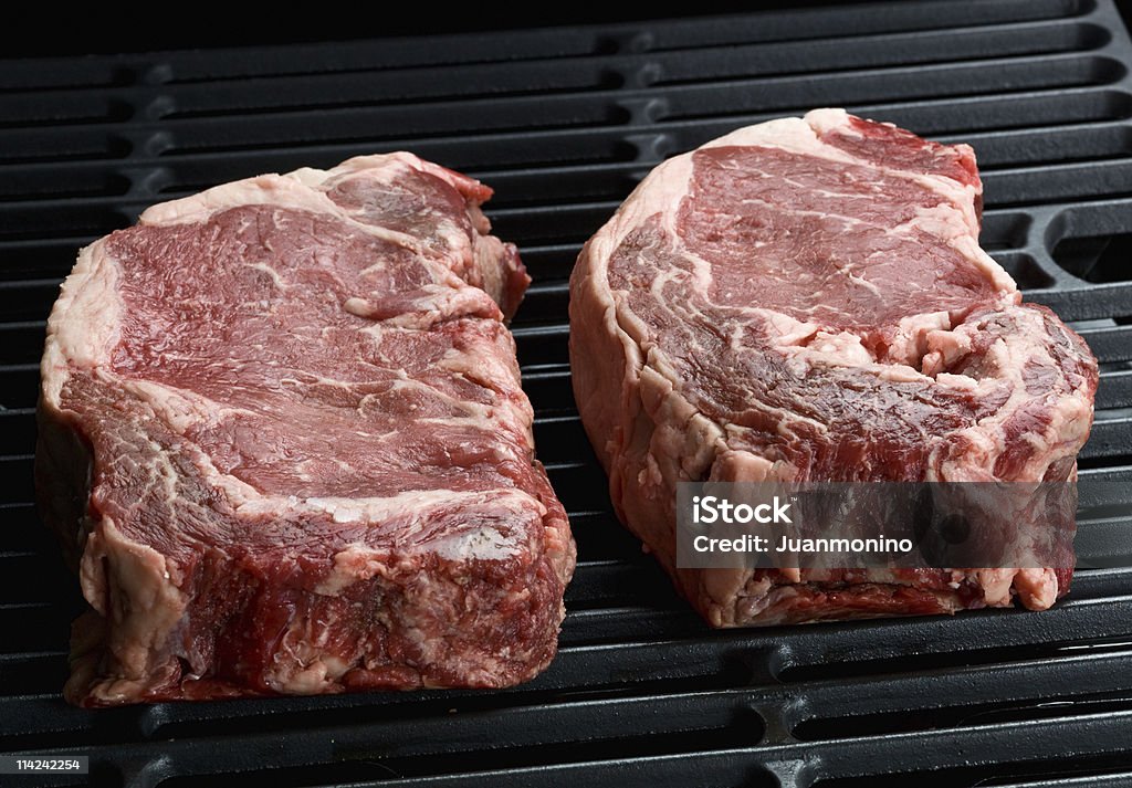 Due bistecche di lombo Raw - Foto stock royalty-free di Spesso