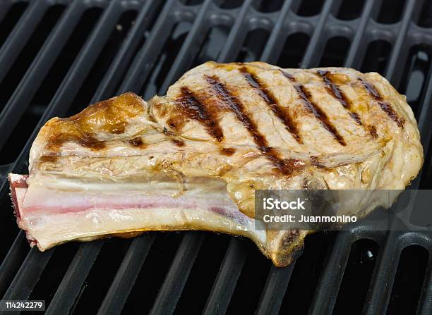 Chuletas De Ternera Costillas De Carne De Res A La Parrilla Foto de stock y más banco de imágenes de Alimento