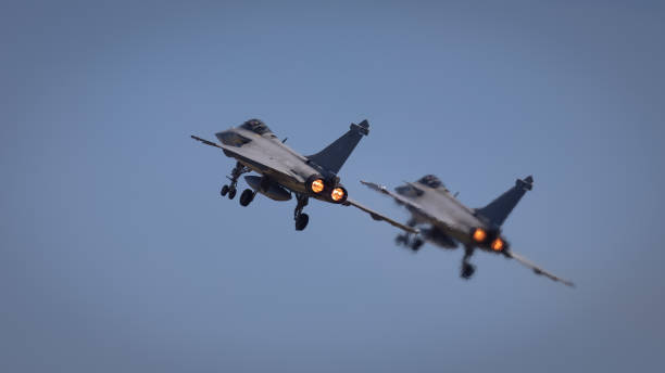 una coppia di jet da combattimento dassault rafale - fighter plane jet military airplane afterburner foto e immagini stock