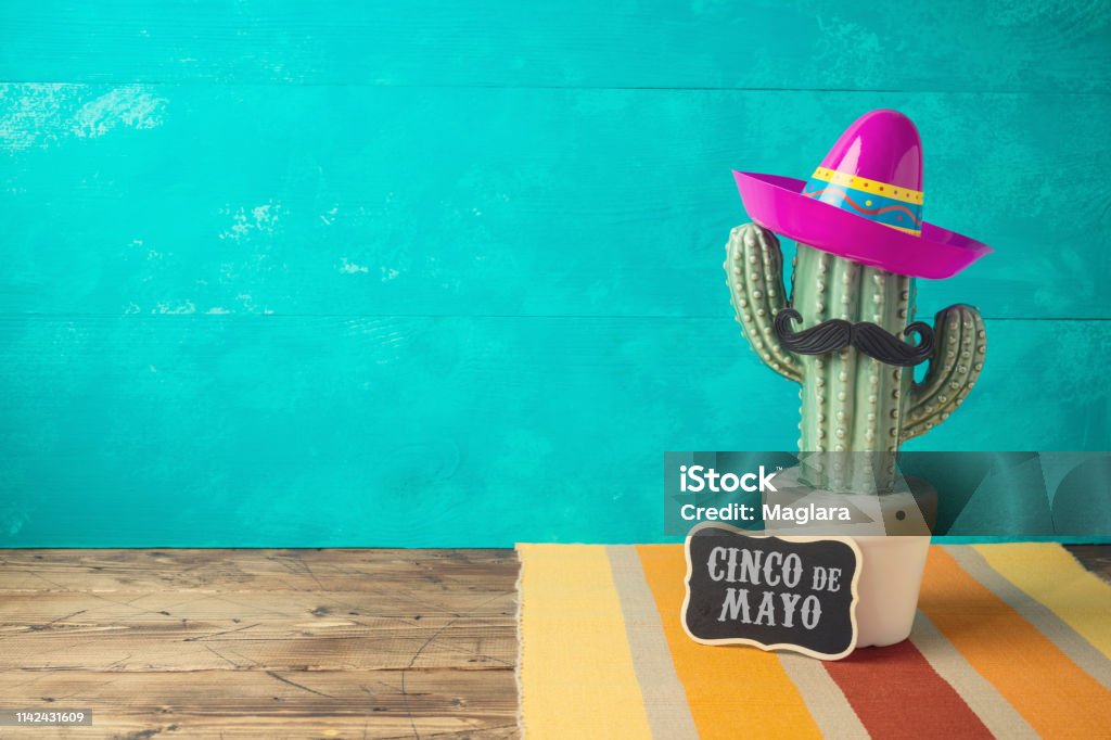 メキシコのサボテンと木製のテーブルの上にパーティーソンブレロ帽子とシンコ・デ・マヨの休日の背景 - シンコ・デ・マヨのロイヤリティフリーストックフォト