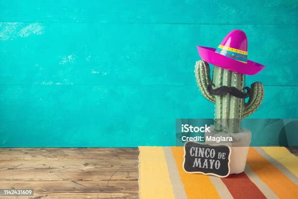 メキシコのサボテンと木製のテーブルの上にパーティーソンブレロ帽子とシンコデマヨの休日の背景 - シンコ・デ・マヨのストックフォトや画像を多数ご用意 - シンコ・デ・マヨ, 背景, メキシコ