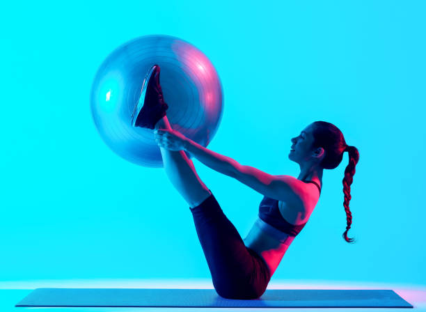 mujer ejerciendo ejercicios de pilates de fitness aislados - exercices fotografías e imágenes de stock