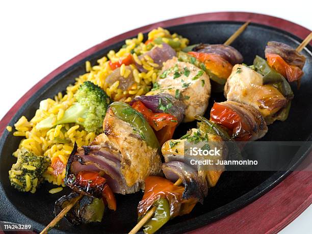 Photo libre de droit de Brochette De Poulet Avec Légumes Et Riz Côté banque d'images et plus d'images libres de droit de Aliment - Aliment, Brochette de poulet, Déjeuner