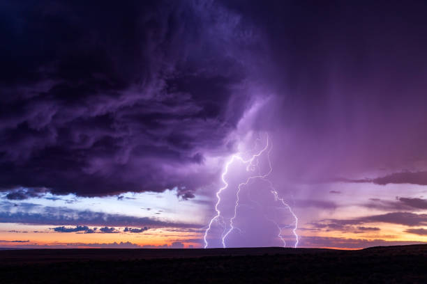 frappe éclair au coucher du soleil - thunderstorm lightning storm monsoon photos et images de collection