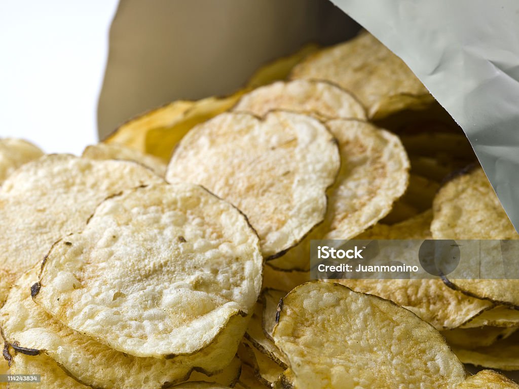 chips En venant du sac - Photo de Aliment libre de droits