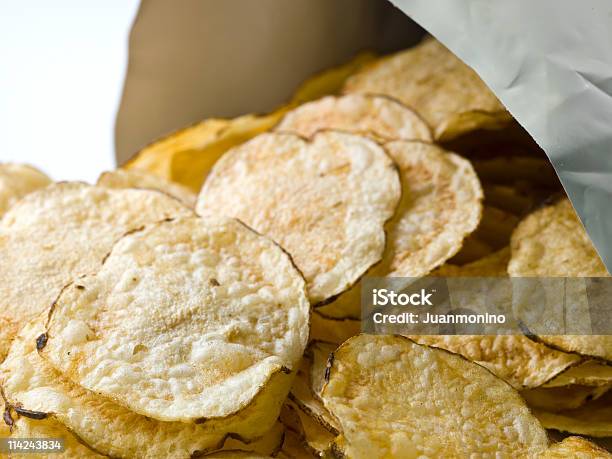 Photo libre de droit de Chips En Venant Du Sac banque d'images et plus d'images libres de droit de Aliment - Aliment, Aliment frit, Alimentation lourde