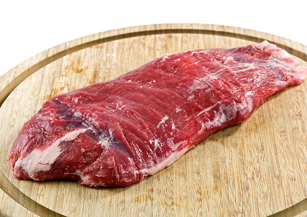 flanco carne de vaca na tábua de corte - flank steak imagens e fotografias de stock