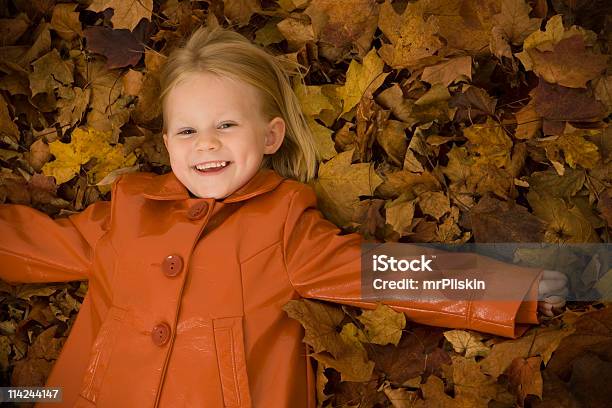 Dziecko Gra W Jesieni Pozostawia - zdjęcia stockowe i więcej obrazów Beztroski - Beztroski, Blond włosy, Dzieciństwo