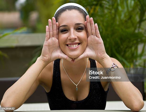 Foto de Sorrindo Hispânico Linda Garota e mais fotos de stock de 20 Anos - 20 Anos, Adulto, Alta Sociedade