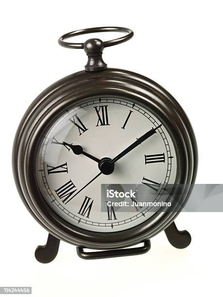 Mano Clásico Reloj Foto de stock y más banco de imágenes de Despertador - Despertador, Fondo blanco, Mesita de luz