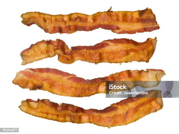 Quatro Crispy Frito Tiras De Bacon Sobre Fundo Branco - Fotografias de stock e mais imagens de Alimentação Não-saudável