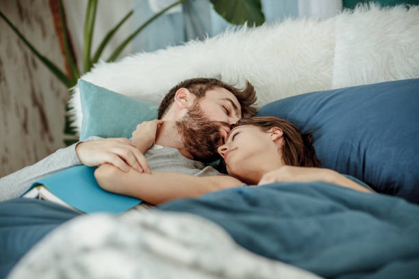 Dormir Con Tu Pareja - Banco de fotos e imágenes de stock - iStock Dormir Con Tu Pareja - Banco de fotos e imágenes de stock - iStock