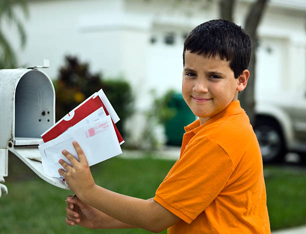 dziecko podnosić wiadomości e-mail - mailbox mail junk mail opening zdjęcia i obrazy z banku zdjęć