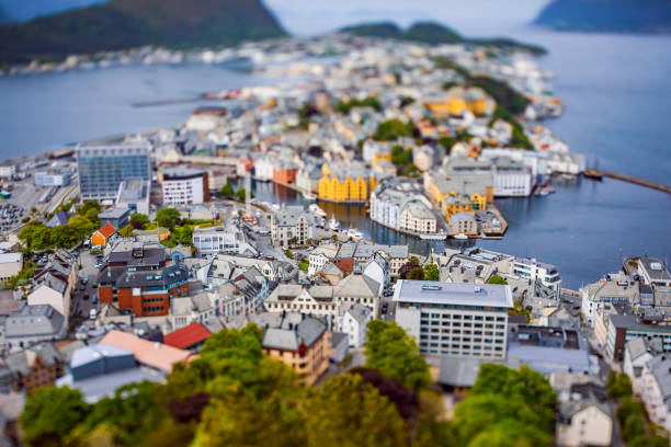 aksla an die stadt alesund tilt shift-objektiv, norwegen - tilt shift lens stock-fotos und bilder