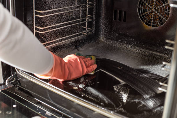 senior man working in garden - oven imagens e fotografias de stock