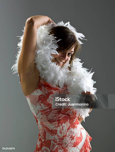 Jugando Con Feathers Foto de stock y más banco de imágenes de Bufanda - Bufanda, Bufanda de plumas, 20 a 29 años