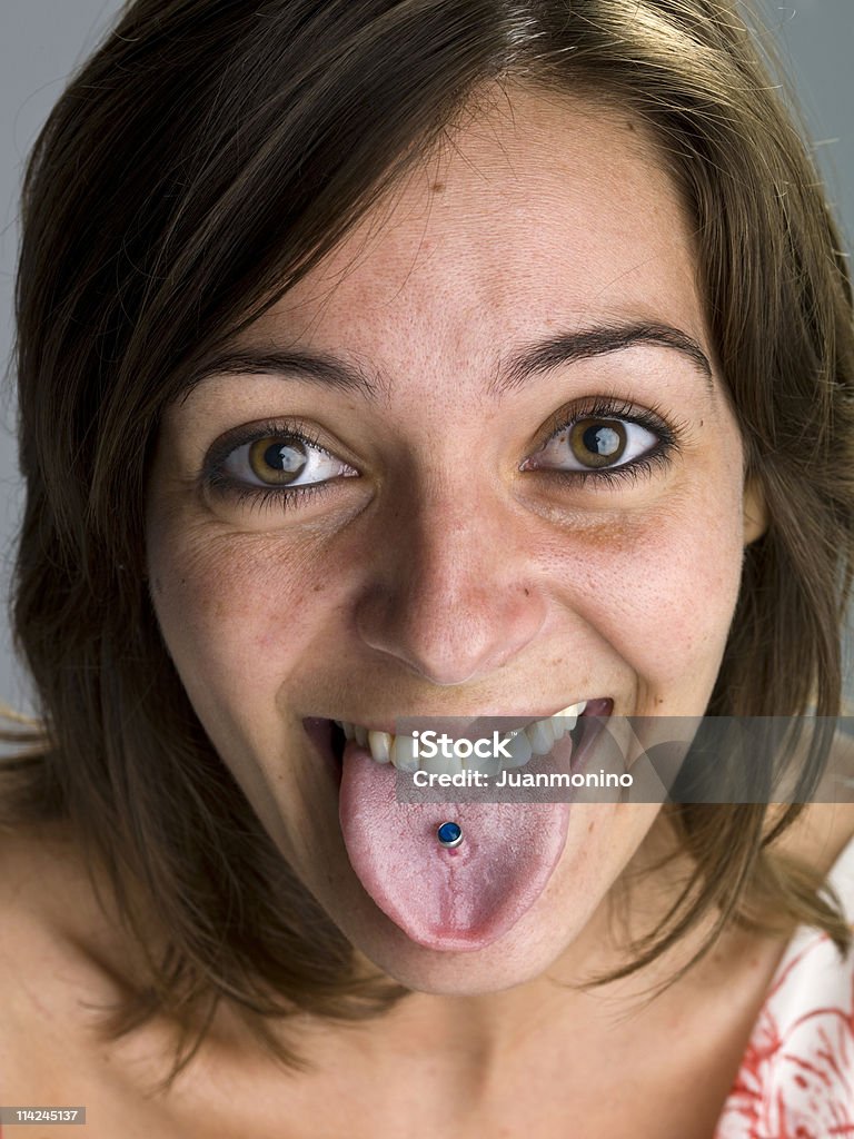 Fille montrant son piercing de la languette - Photo de Adulte libre de droits