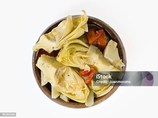 Tagliati In Quattro Parti Cuore Di Carciofo - Fotografie stock e altre immagini di Carciofo - Carciofo, Sfondo bianco, Antipasto