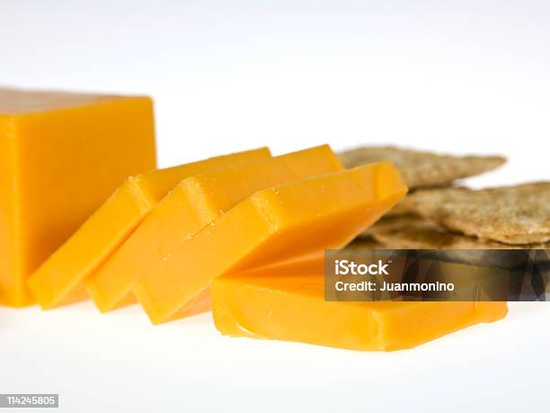 Сыр Cheddar И Крекеры — стоковые фотографии и другие картинки Белый фон - Белый фон, Чеддар - сыр, Американская культура
